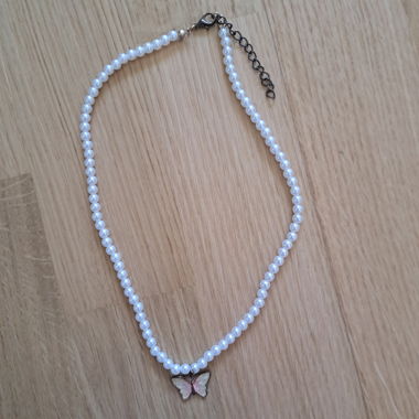 Collana di perle con farfalla