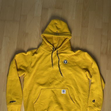 Gelber BAPE-Hoodie mit schwarzen Akzenten