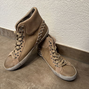 Sneakers Crime