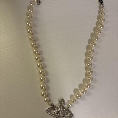 Collana di perle con ciondolo, Vivienne Westwood