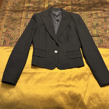 Unique, svelt suite with knee-lenght pants