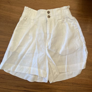 Short white fabric trousers