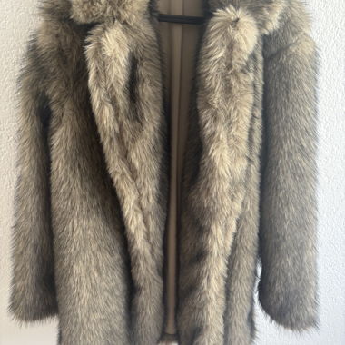 Manteau douillet en fausse fourrure beige