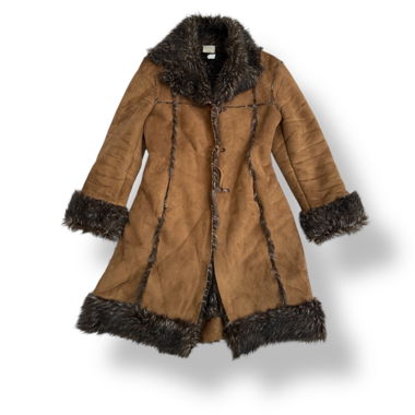 Cappotto in suede con rifiniture in ecopelliccia
