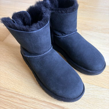 Bottes UGG mini noires en fourrure
