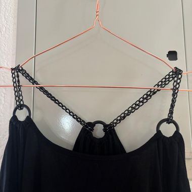 Top nero con spalline a catena