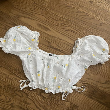 Blouse d'été blanche courte