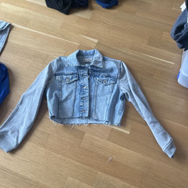 Kurz geschnittene Jeansjacke mit Sweatärmeln
