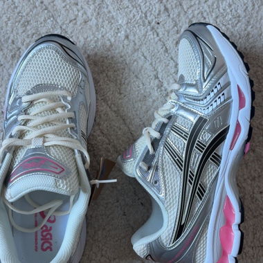 Weiße Asics Laufschuhe