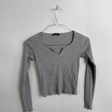 Top grigio a costine a maniche lunghe