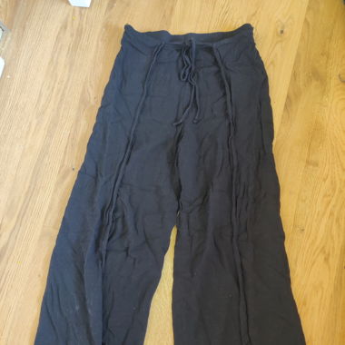 STOFFHOSE MIT BEINAUSSCHNITT