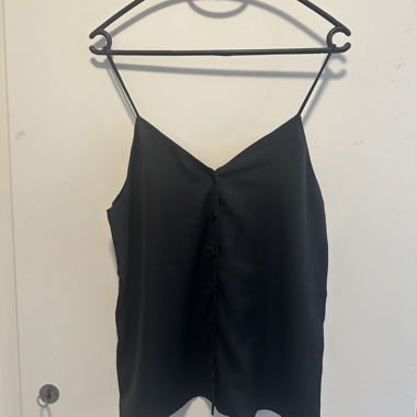Schwarzes Spaghetti-Top mit Knopfleiste