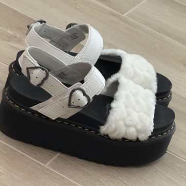 Dr. Martens Voss Quad Fluffy Plateausandalen