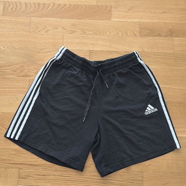 Echter schwarzer Adidas-Short