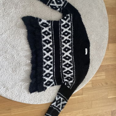 Fluffy knit sweater black-and-white