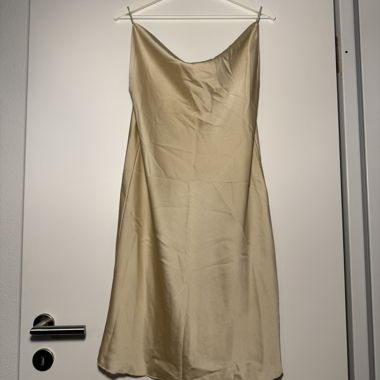 Abito in raso beige con spalline sottili