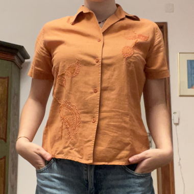 blusa arancione con perle