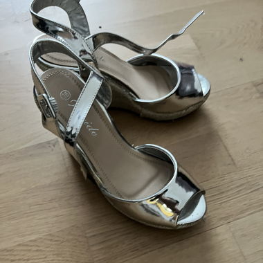 silberne Sandalen 