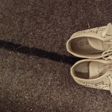 Stylische weisse Sneakers