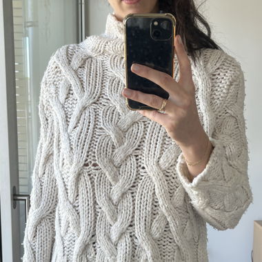 Weisser Strickpullover