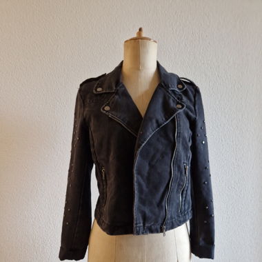 Jeansjacke mit nieten