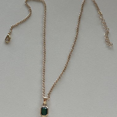 Collier doré avec pendentif vert