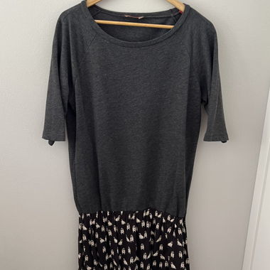 Schwarzes Tuniken-Kleid mit Mops-Motiv