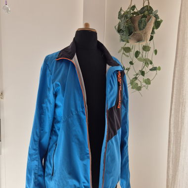 Giacca sportiva blu con cerniera