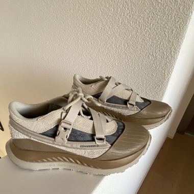 New never worn Converse shoes 