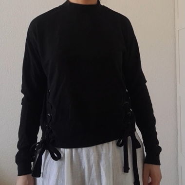Pullover schwarz mit Bändeln, Schleife