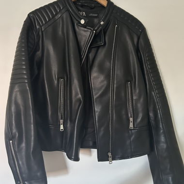 Schwarze Bikerjacke aus Kunstleder von Zara