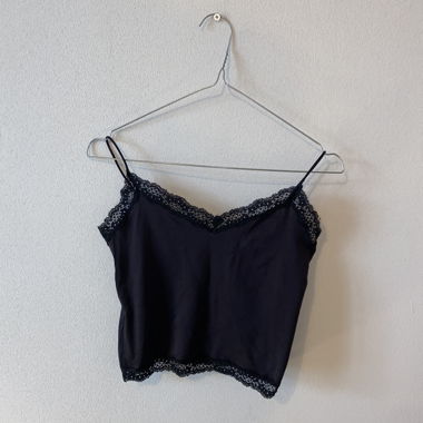 Croptop schwarz mit Spitzensaum