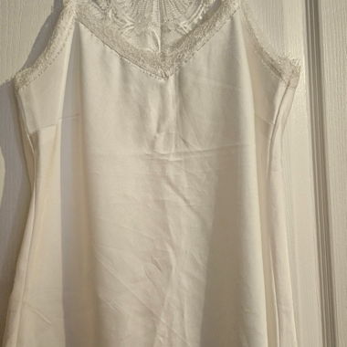 Top in raso e pizzo bianco