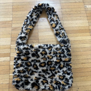 Sac bandoulière à effet fourrure