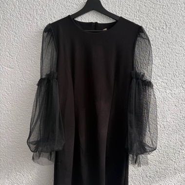Abito nero con maniche in tulle
