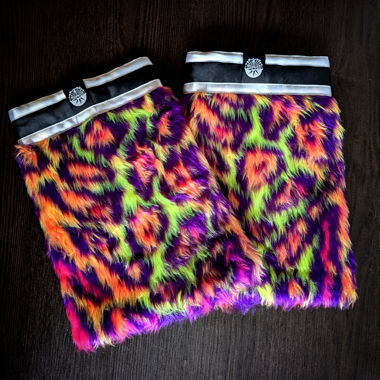 Ghette pelliccia finta leopardata fluo rave punk goa tekno