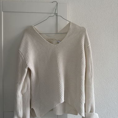 Schöner Pullover mit V-Ausschnitt