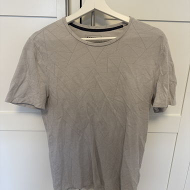 T-shirt gris avec motif