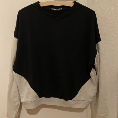 Black-White Sweatshirt