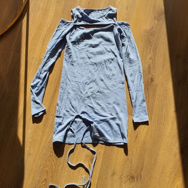 Abito azzurro chiaro con allacciatura sulle gambe