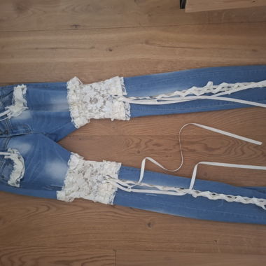 Jeans mit Spitzen-Details