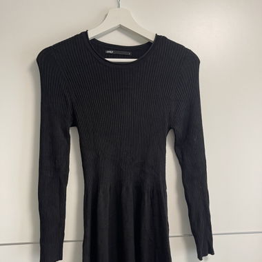 Schwarzes Kleid