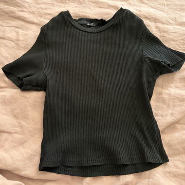 Schwarzes geripptes T-Shirt