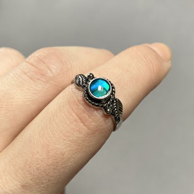 Anello in argento con pietra blu