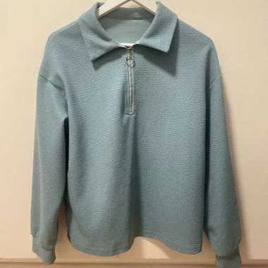 Maglione azzurro chiaro con mezza zip e trama