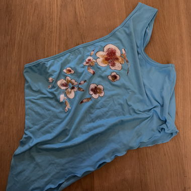 Blaues Floral One-Shoulder-Top