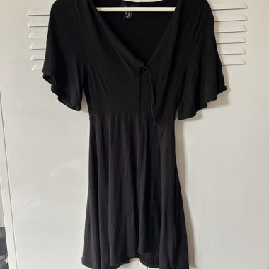 schwarzes Kleid