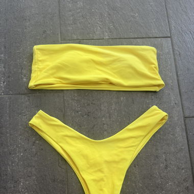 gelbes Bandeau-Bikini