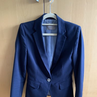 Taillierter, kurzer Blazer in Navy
