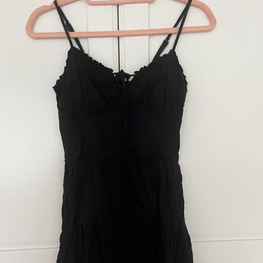Schwarzes Sommerkleid mit Spaghettiträgern